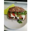 Broodje mozzarella, pesto, rucola en tomaat